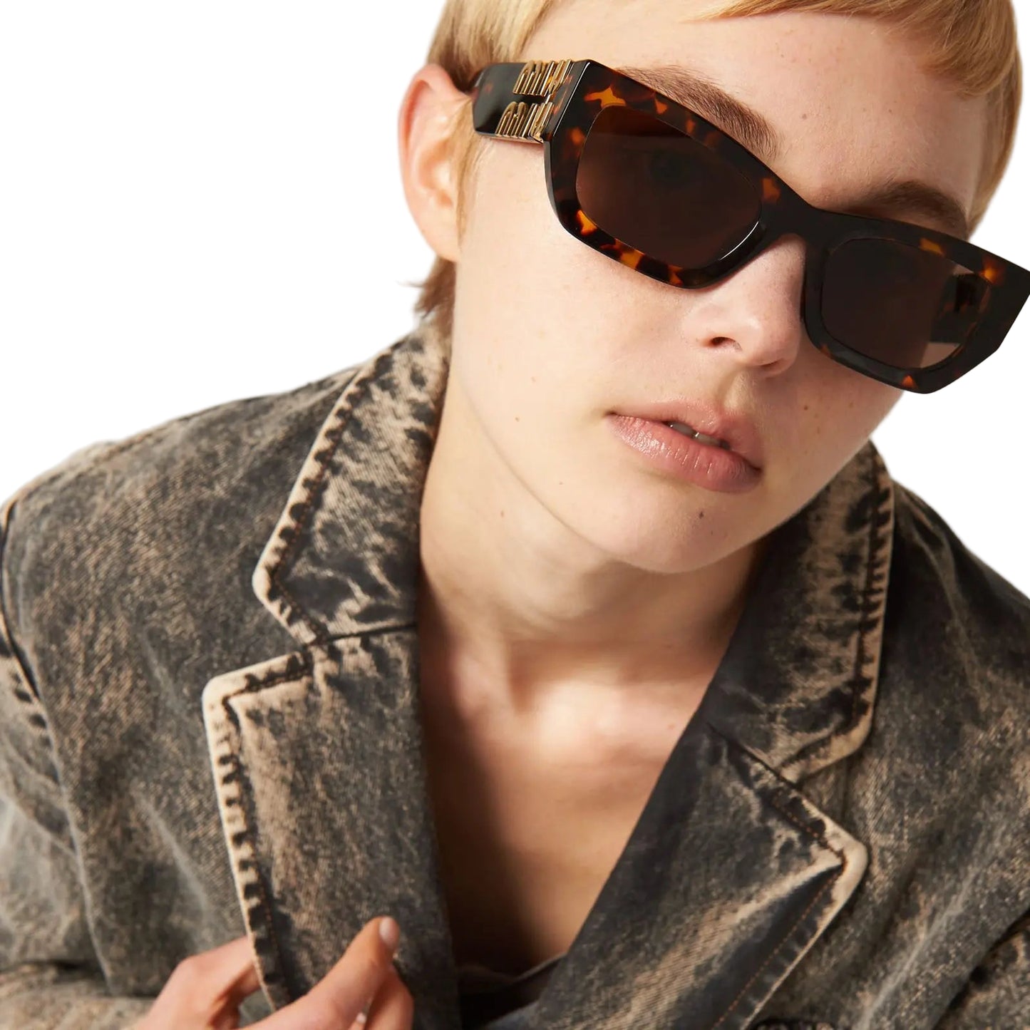 Lentes de sol Miu Miu marrón.