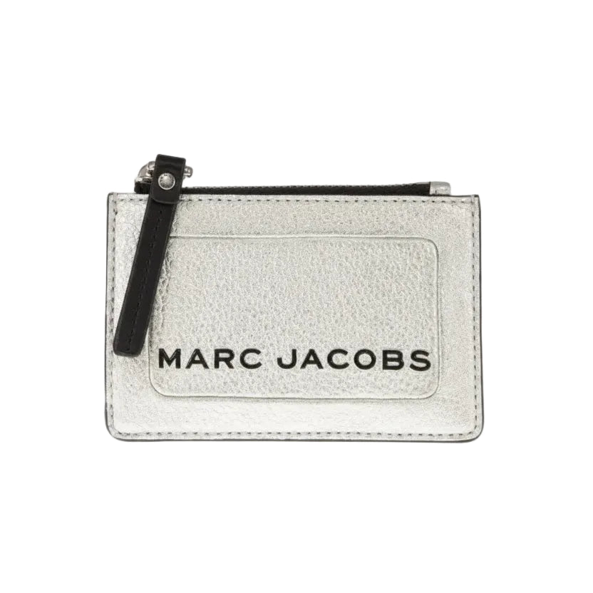 Tarjetero plateado, Marc Jacobs.