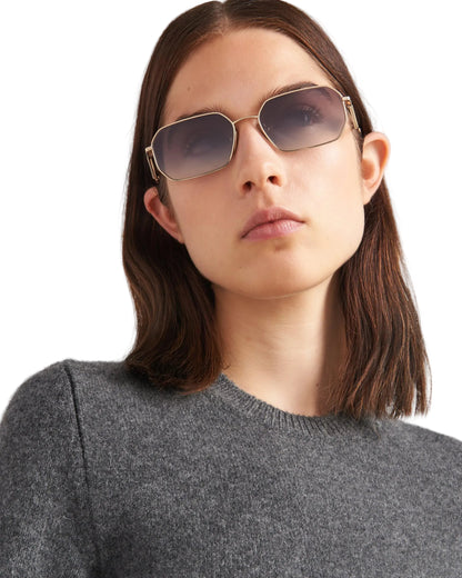 Lentes de sol logo triangular, Prada.