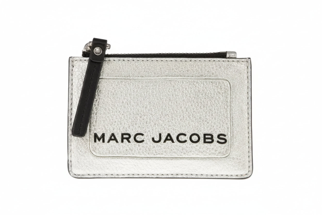 Tarjetero plateado, Marc Jacobs.